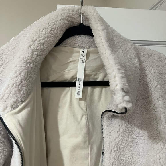 Lululemon Cinchable fleece zip-up - Picture 4 of 6